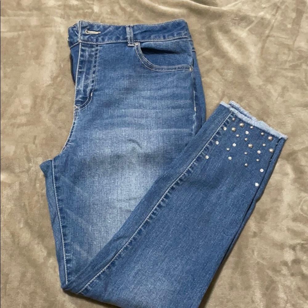 Akinny jeans with detail in the bottom